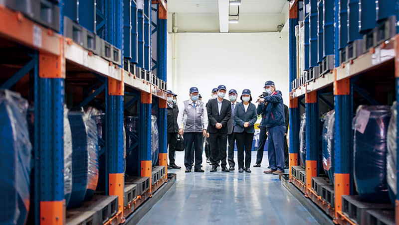 總統蔡英文（右2）參訪台灣唯一奎寧原料藥商旭富，現場一桶桶庫存，是台灣防疫保障。